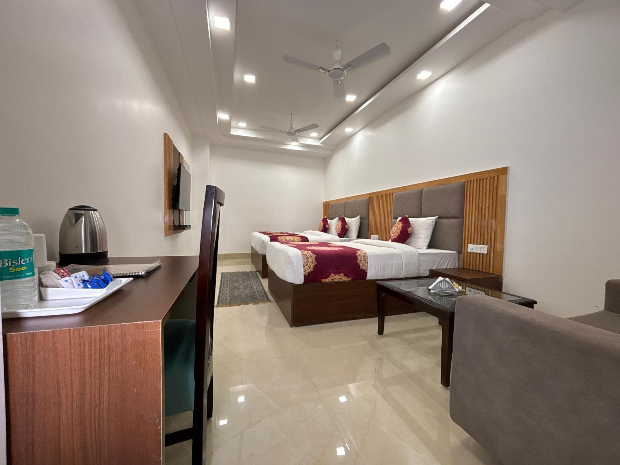 Hotel Arch - Near Aerocity New Delhi Bagian luar foto